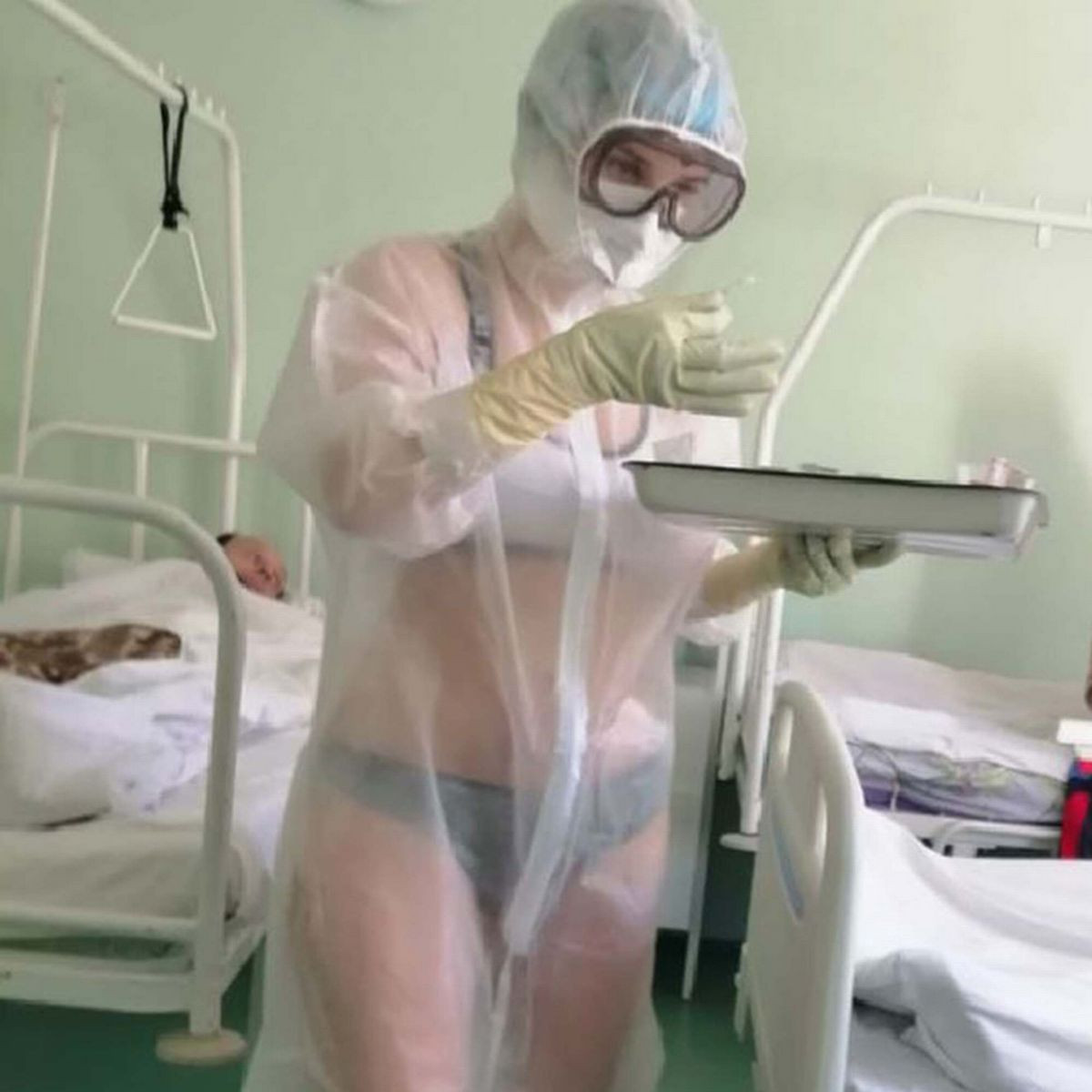 Опасная голая медсестра - 19 фото