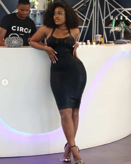 Mejorar presupuesto satélite Cee-C Shows Off Hourglass Figure In Sexy Black Dress (Photos)