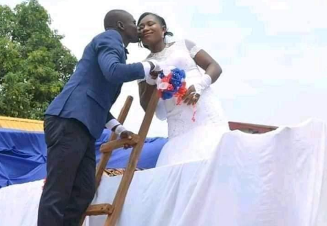 Funny Pics Of Nigerian Couple Who Use Tripper For Wedding