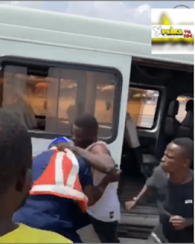 Ghanaian Louts Beat Up A Ghanaian Police Man On Uniform To Pulp (VIDEO)