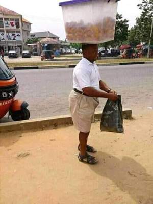 Matured Father Seen Hawking Doughnuts. See Reactions (PHOTO) 