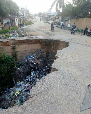 Sinkhole Opens Up In Middle Of The Toad At Gboko East, Benue State