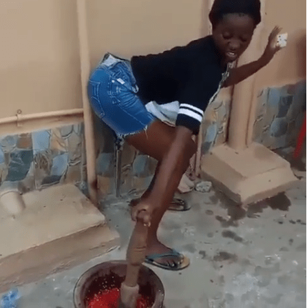 See How A Slay Mama Was Caught Grinding Pepper 