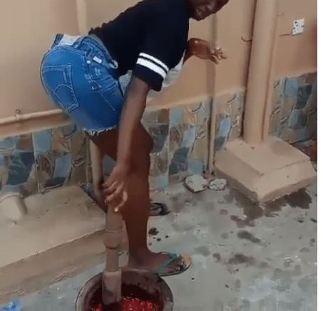 See How A Slay Mama Was Caught Grinding Pepper 