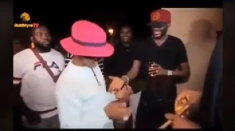 Wizkid Gets Dragged On Twitter For Been Disrespectful For Keeping 2Baba's Hand Hanging