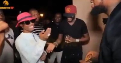 Wizkid Gets Dragged On Twitter For Been Disrespectful For Keeping 2Baba's Hand Hanging
