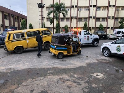 Danfo Driver Driving Against Traffic Resist Arrest As He Stripped Naked And Escaped 