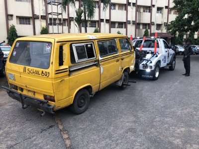 Danfo Driver Driving Against Traffic Resist Arrest As He Stripped Naked And Escaped 