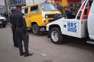 Danfo Driver Driving Against Traffic Resist Arrest As He Stripped Naked And Escaped 