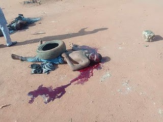 Graphic Photos: Mob sets ablaze suspected robber who allegedly raped a woman at gunpoint and stole N8000