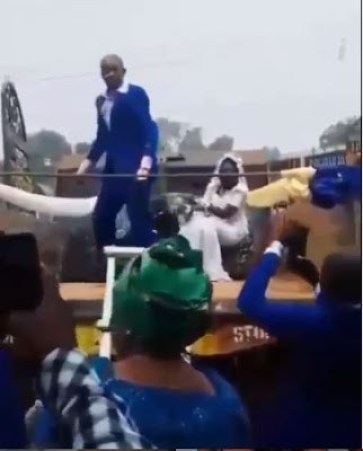 Nigerian Couple Uses Tipper At Their Wedding As Wife Climbs A Ladder 