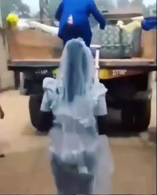 Nigerian Couple Uses Tipper At Their Wedding As Wife Climbs A Ladder 
