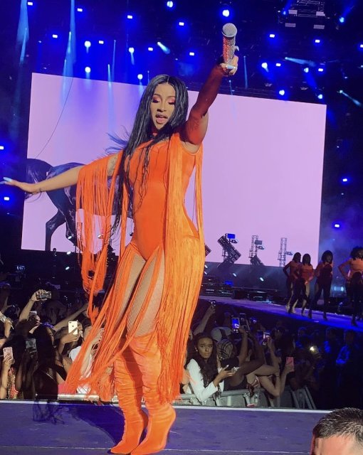 "I Want My Wig Back" - Cardi B Begs Fans After Throwing It Into The Crowd During Performance