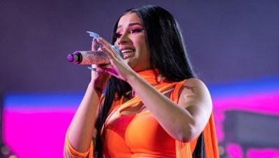 "I Want My Wig Back" - Cardi B Begs Fans After Throwing It Into The Crowd During Performance