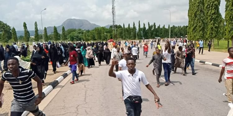 Police disrupt Shi'ites