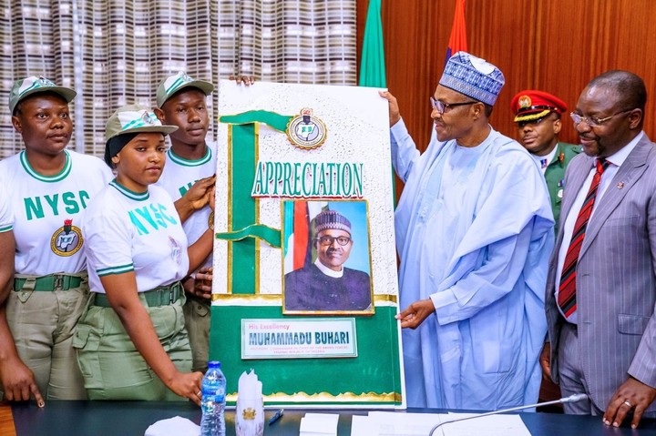 President Muhammadu Buhari welcomes corpers on a courtesy visit