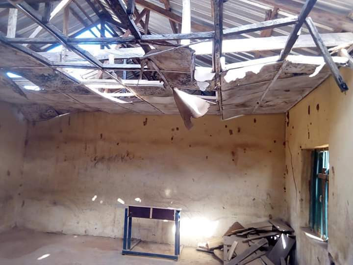 Photos of another dilapidated primary school in Kebbi where pupils sit on bare floor