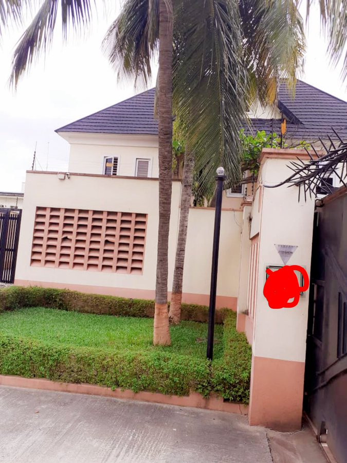 Davido says he just bought a house for his staff (photo)