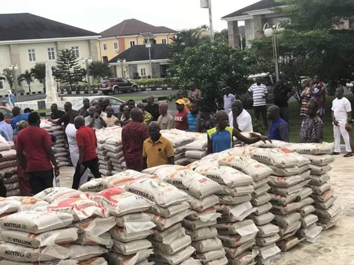 Innoson shares 1.000 bags of rice to the poor