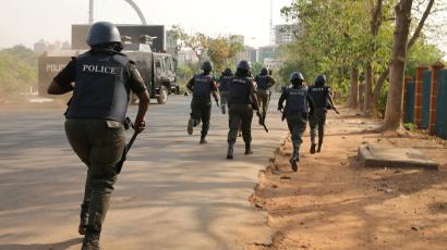 robbers attack police