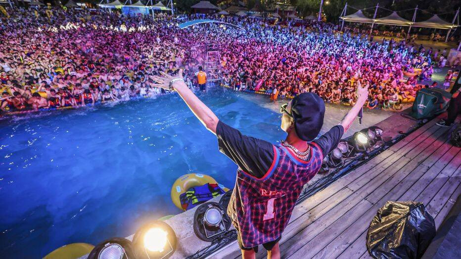 Wuhan holds massive pool party with thousands in attendance three months after reporting no new COVID-19 cases (Photos/Video)