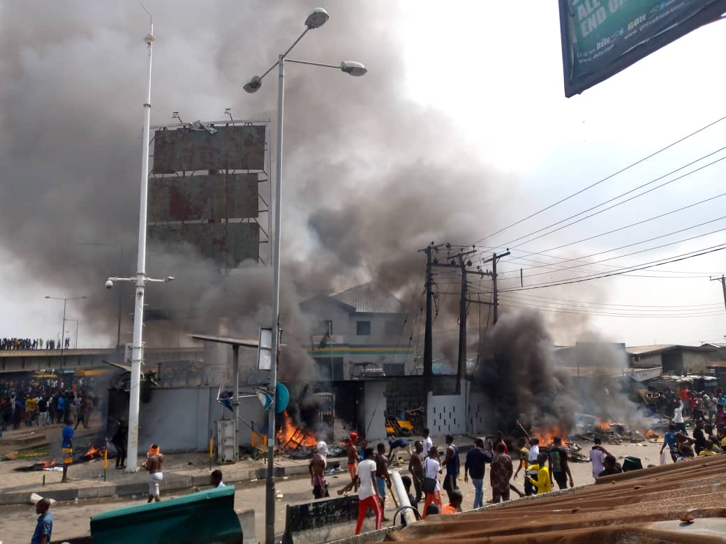 LAGOS: Orile Police Station Set Ablaze After Officer Allegedly Shot Two Hoodlums [Video] 1