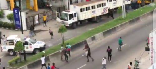 Lagos Thugs Attacks RSS Police After Hijacking #EndSARS Protest At Herbert Macaulay Way, Yaba [Video] 1
