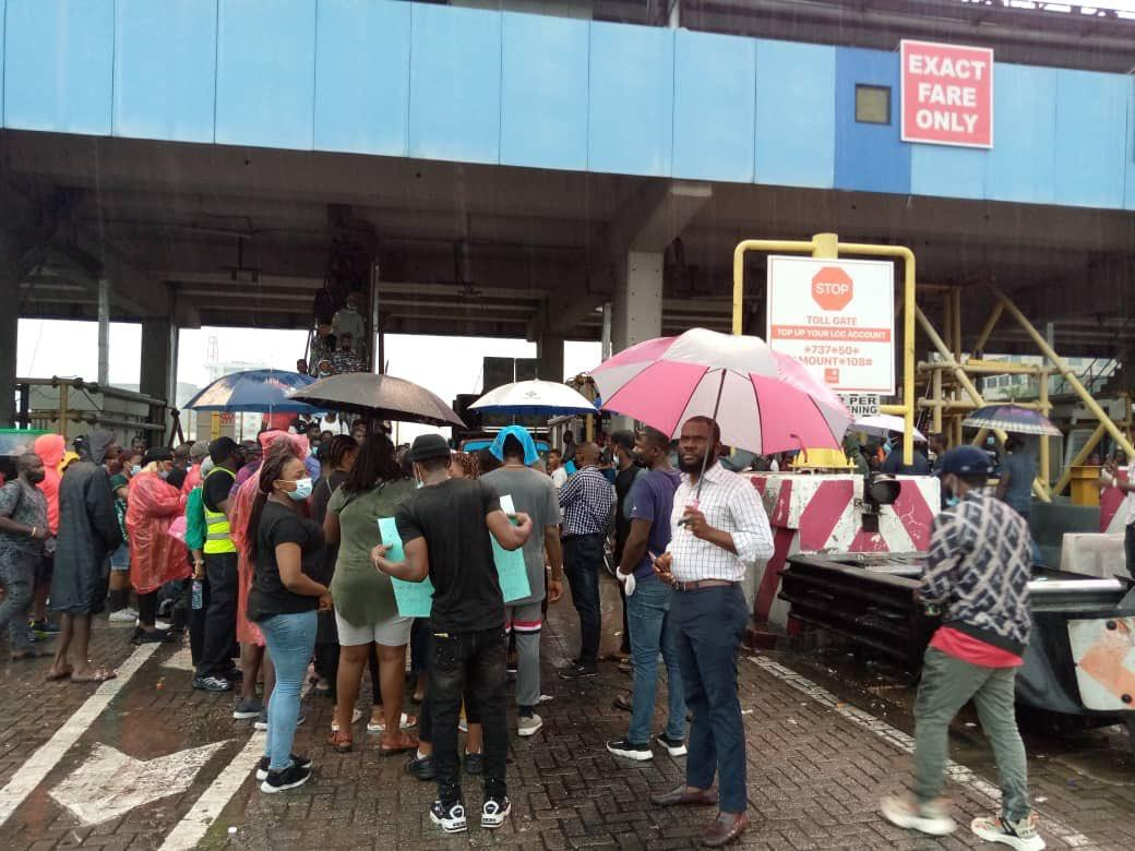 Lekki residents defy heavy downpour as they continue #EndSARS protest (photos/videos)