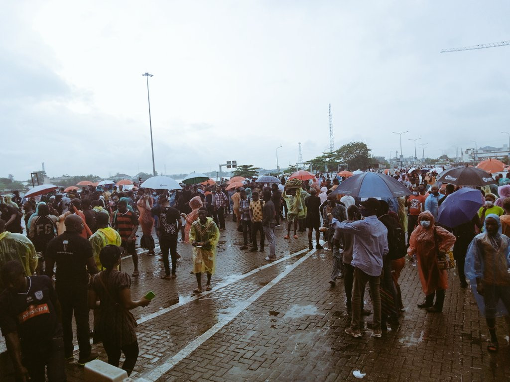  Lekki residents defy heavy downpour as they continue #EndSARS protest (photos/videos)