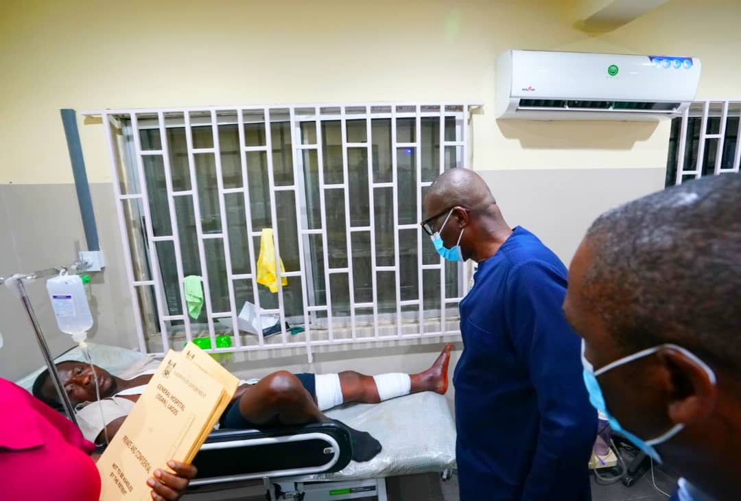 Governor Babajide Sanwo-Olu at the hospital to see gunshot victims from the Lekki toll gate shooting