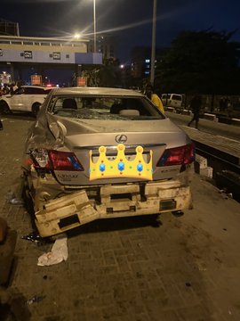 Thugs with PHCN Trailer Rams Into #EndSARS Protesters At Lekki Toll Gate, Destroy Cars [Video + Photos] 2
