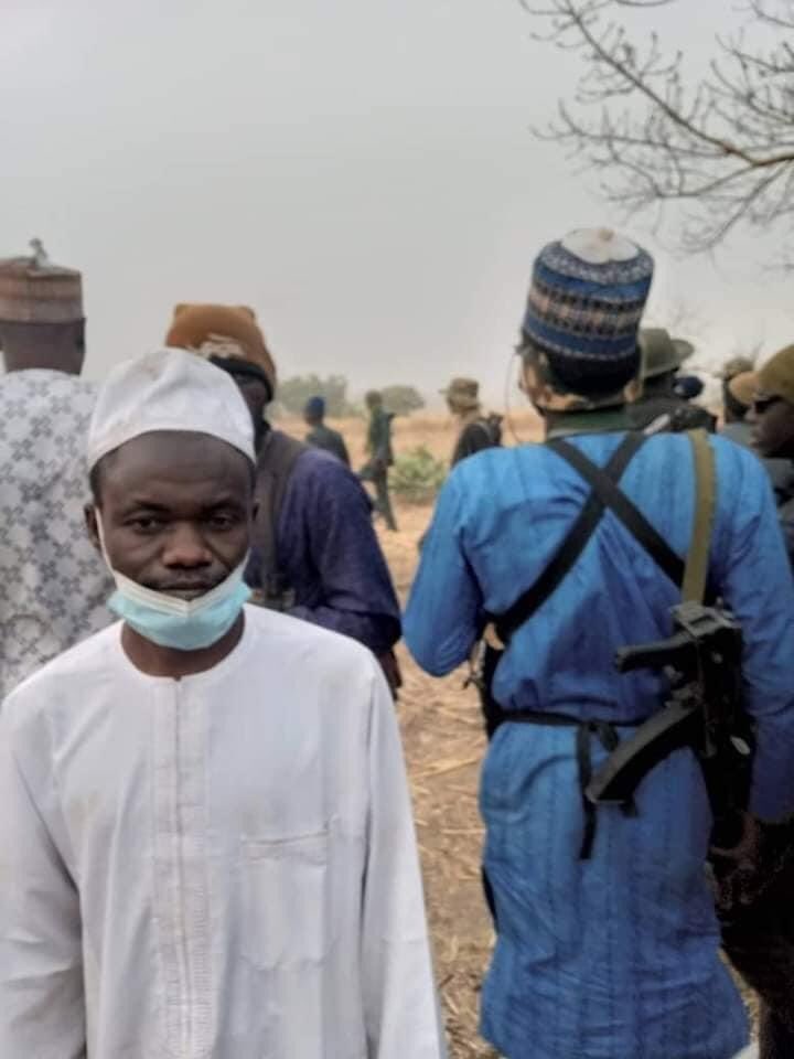 Sheikh Gumi Meets Bandits Who Kidnapped Kagara Students In Niger State [Photos] 4
