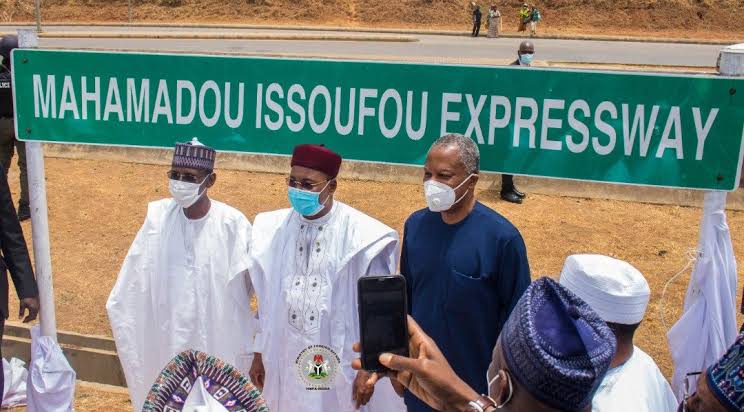 Buhari Names Abuja Expressway After President Of Niger Republic, Issoufou Mahamadou 1