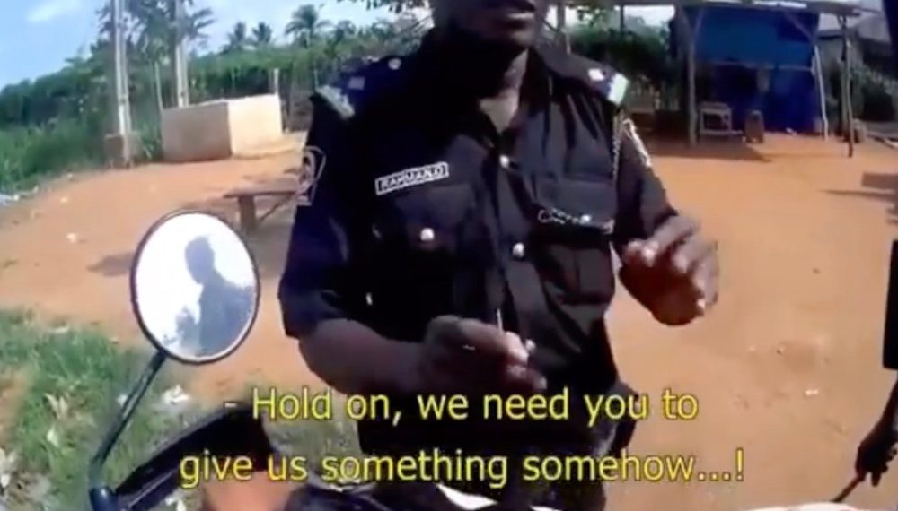 Police Bribe Porn - Nigerian police officer caught on camera demanding bribe from a Spaniard