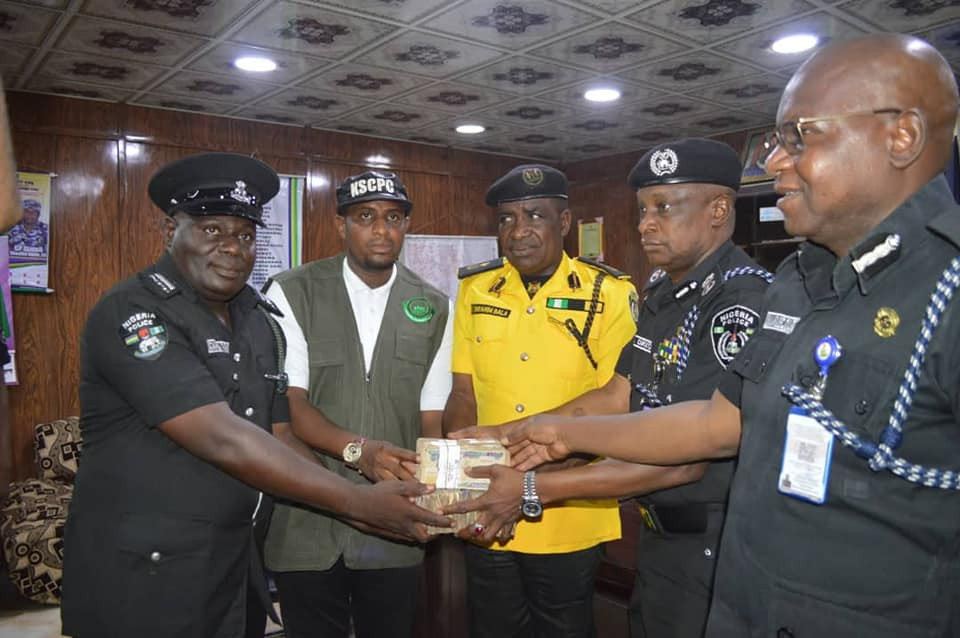 Police Officers Gets N1m Reward After Rejecting Bribe From Fake Drug Dealers In Kano 5