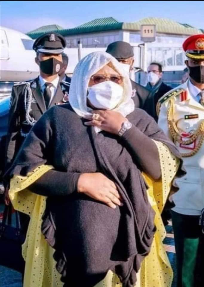 First Lady, Aisha Buhari’s New Pictures Sparks Pregnancy Rumour Among Nigerians