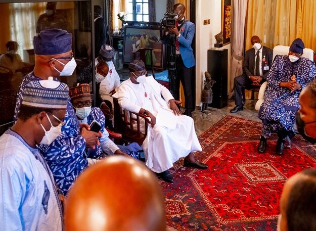Buhari visits Shonekan’s family in Lagos (Photos)