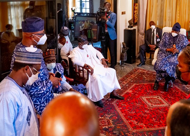 Buhari and Sanwo-Olu during the visit to Shonekan's family