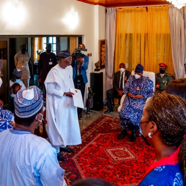 President Buhari visits Shonekan’s family in Lagos