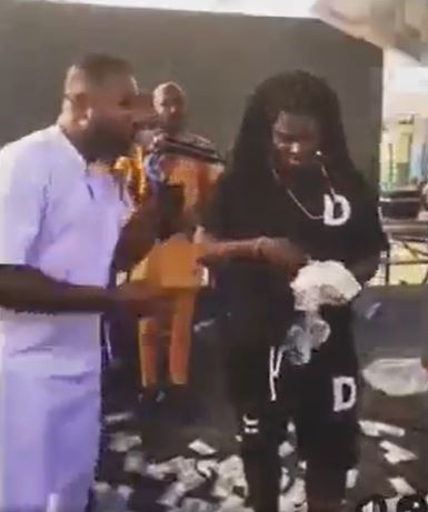 Reactions As Herbalist Invites Gospel Musician, Gozie Okeke to Event, Sprays Him Money Heavily (Video)