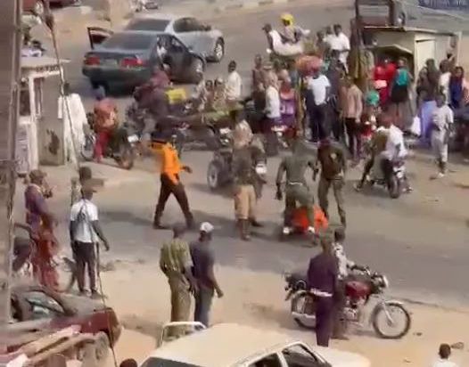 Watch how Nigerian soldiers & policemen fight dirty in Oyo