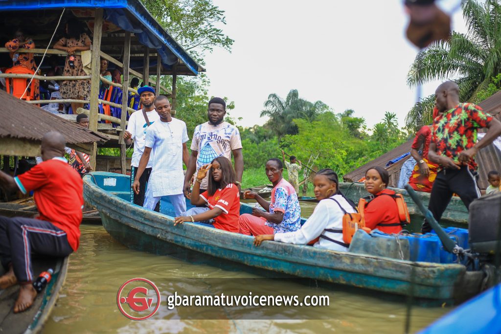 Delta Couple Paddles To Their Traditional Wedding In Canoe Amidst Flooding [Photo] 1