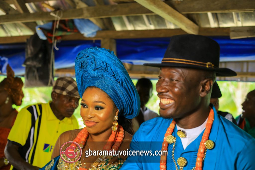 Delta Couple Paddles To Their Traditional Wedding In Canoe Amidst Flooding [Photo] 10