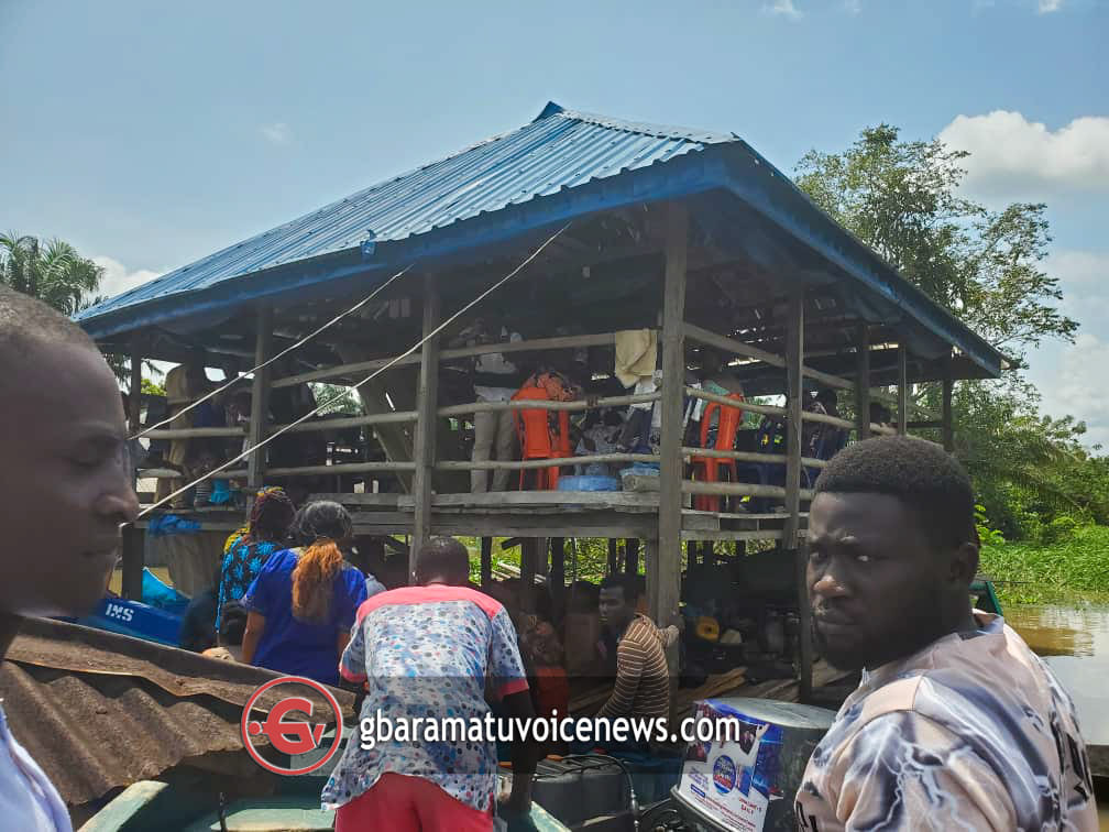 Delta Couple Paddles To Their Traditional Wedding In Canoe Amidst Flooding [Photo] 11