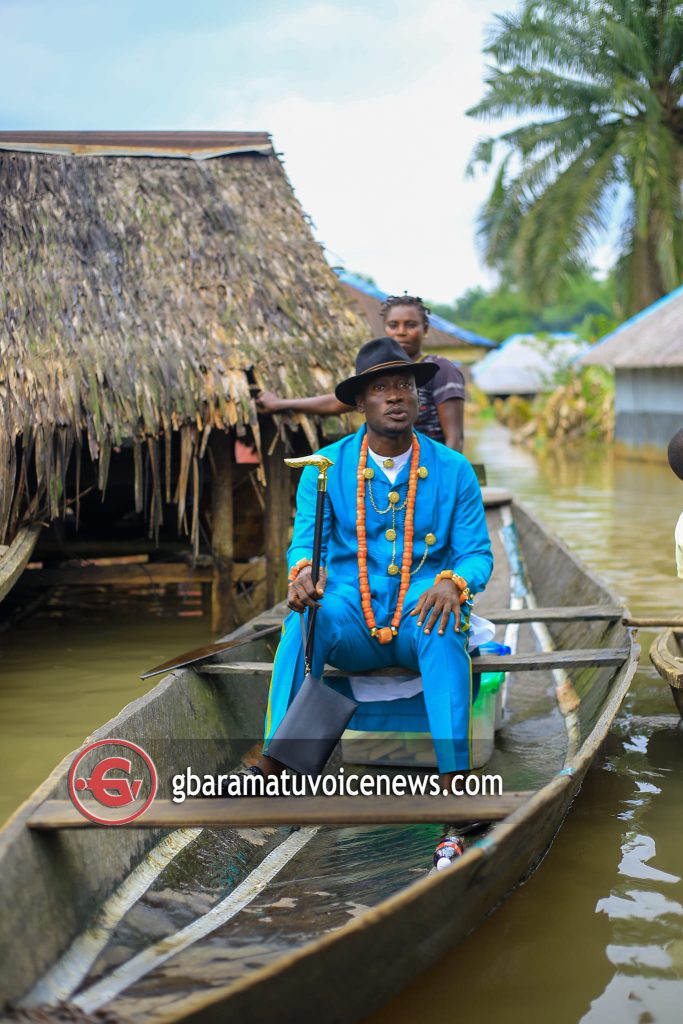 Delta Couple Paddles To Their Traditional Wedding In Canoe Amidst Flooding [Photo] 12