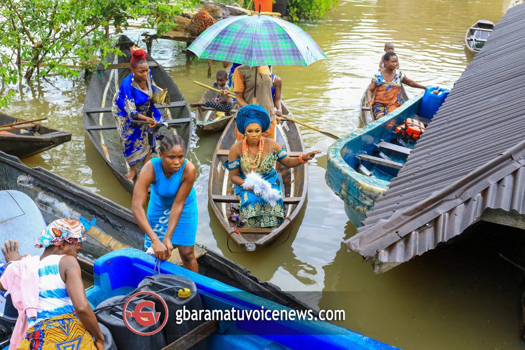 Delta Couple Paddles To Their Traditional Wedding In Canoe Amidst Flooding [Photo] 13