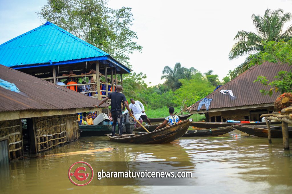 Delta Couple Paddles To Their Traditional Wedding In Canoe Amidst Flooding [Photo] 3