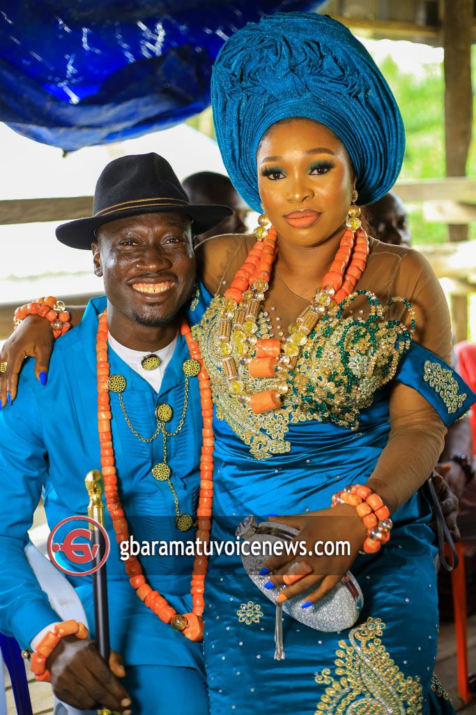 Delta Couple Paddles To Their Traditional Wedding In Canoe Amidst Flooding [Photo] 4