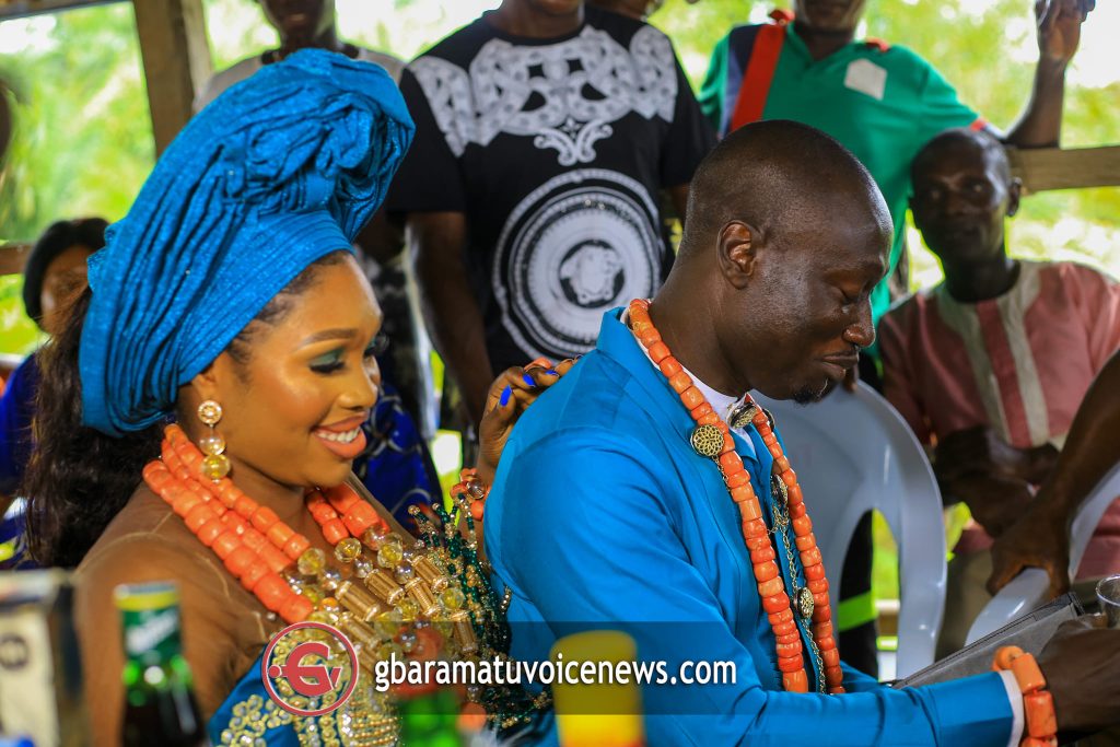 Delta Couple Paddles To Their Traditional Wedding In Canoe Amidst Flooding [Photo] 5