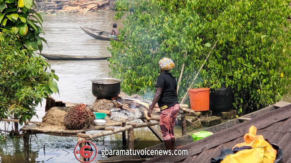 Delta Couple Paddles To Their Traditional Wedding In Canoe Amidst Flooding [Photo] 6